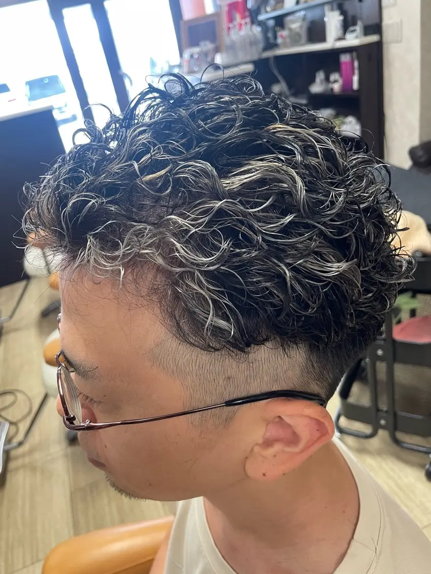 ショート カラー パーマ ハイライトカラー シルバー ハイライト カット パーマ 徳留 もも花のヘアスタイル