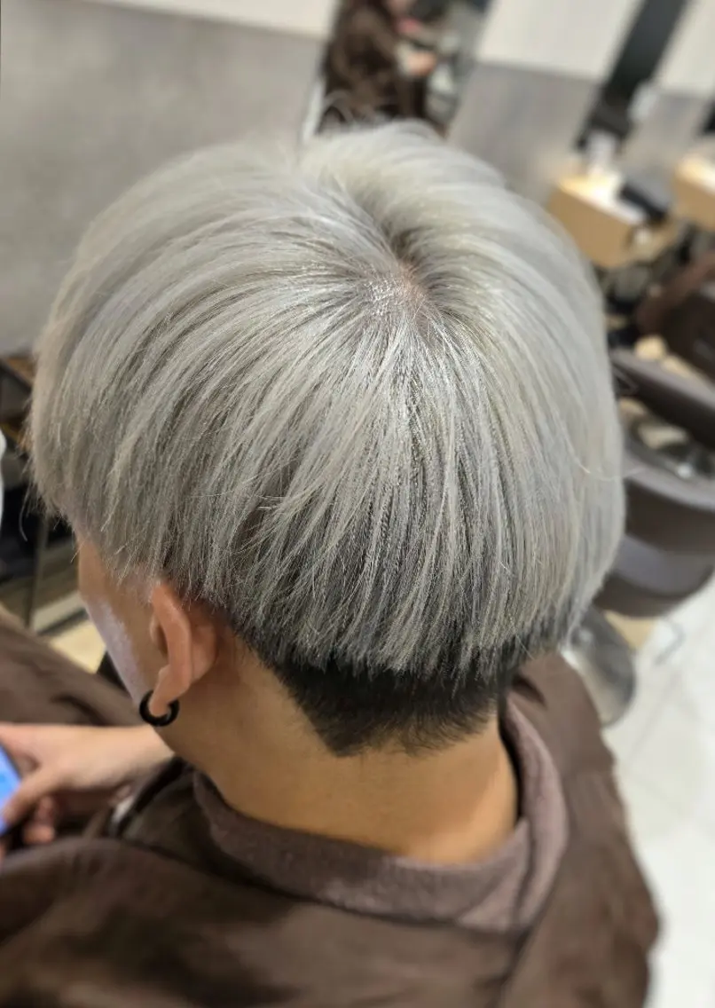 ショート カラー ブリーチ シルバー あいだ🐼ミニモ 8月限定クーポン配信のヘアスタイル