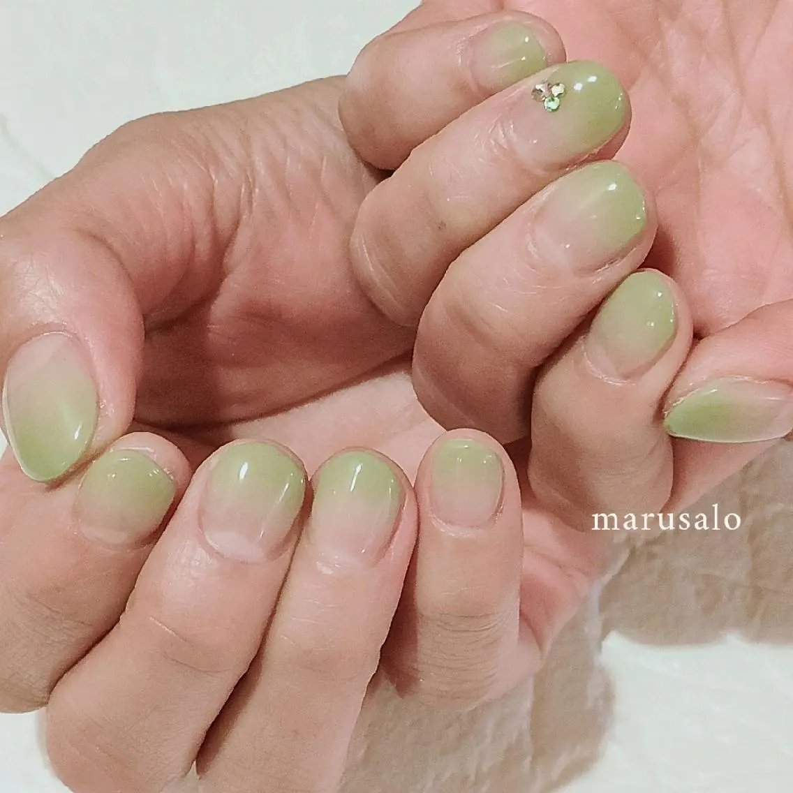 ネイル グラデーション グリーン オフィスネイル シンプルネイル 春ネイル ハンドネイル marusalo nailのネイルデザイン