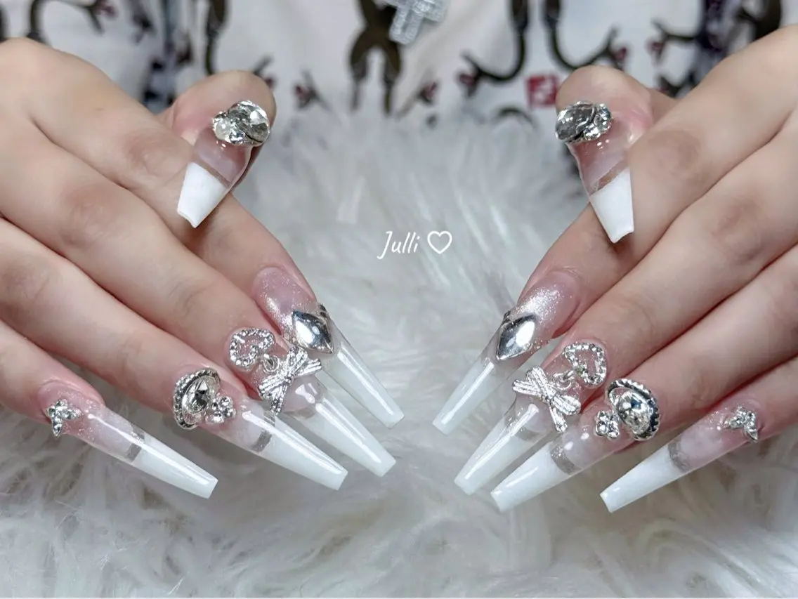 ネイル フレンチネイル ジェルネイル キラキラネイル 韓国ネイル マグネットネイル ハンドネイル Julli NailStudioのネイルデザイン