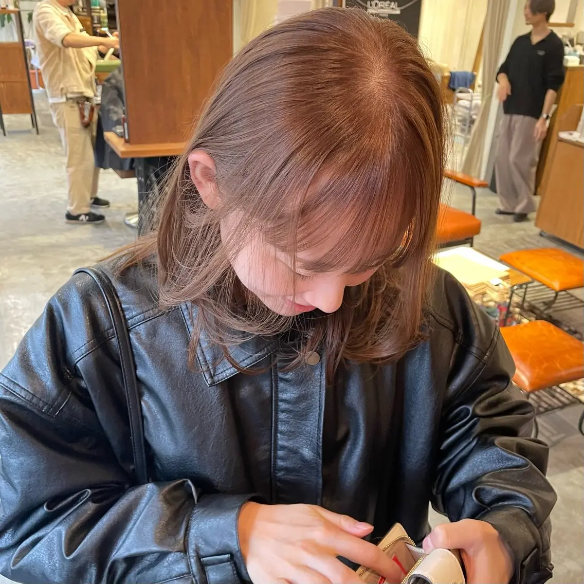 セミロング カラー ベージュカラー ブリーチ ブリーチなしカラー オレンジ オレンジベージュ ヘアカラー { door } Kawasakiのヘアスタイル