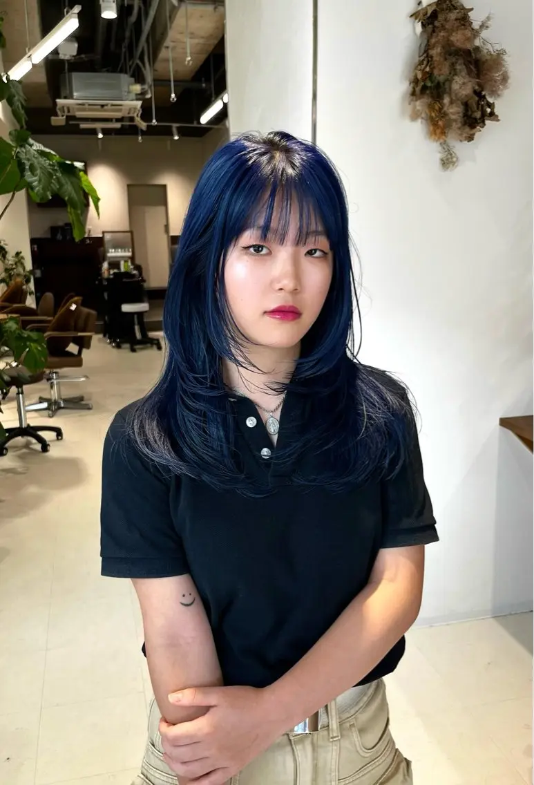 ミディアム カラー ブルーカラー 顔まわりレイヤー レイヤーカット カット ヘアカラー トリートメント レイヤーカット/ブラ ウンカラー/河野凜のヘアスタイル