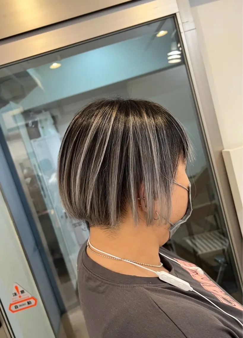 ショート カラー バレイヤージュ シルバー ホワイトシルバー レイヤーカット 指名数No.1 /NAOYAのヘアスタイル
