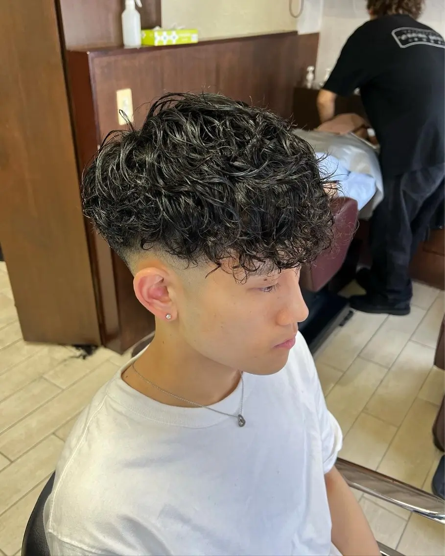ショート パーマ メンズ スペインカール 佐藤 拓未のヘアスタイル