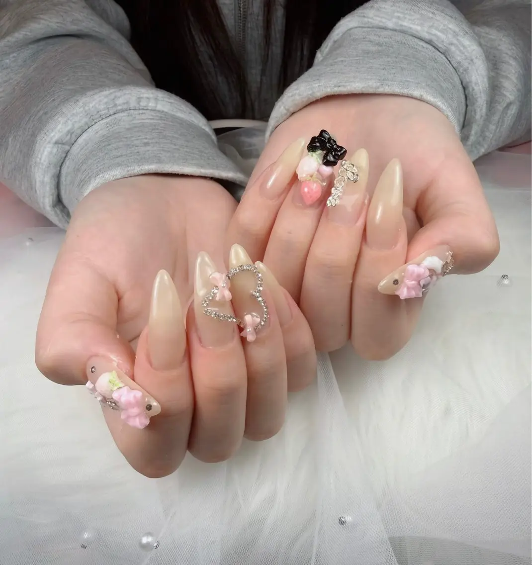 ネイル チークネイル フレンチネイル グラデーション キラキラネイル 韓国ネイル ハンドネイル HIKARIHANA NAILのネイルデザイン