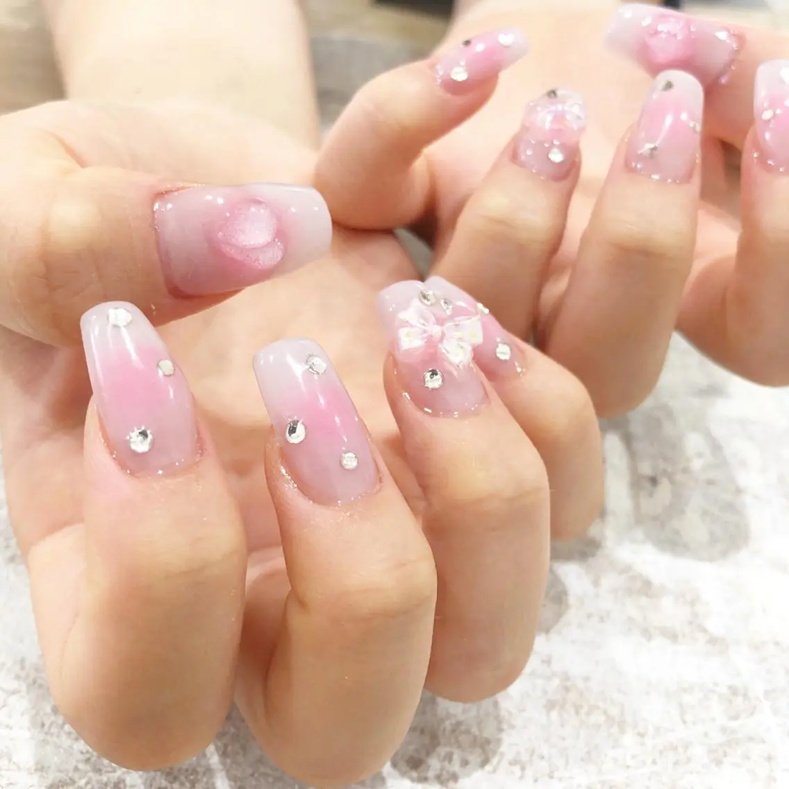 ネイル チークネイル ハート リボン ハンドネイル JOLIESSE Ayumiのネイルデザイン