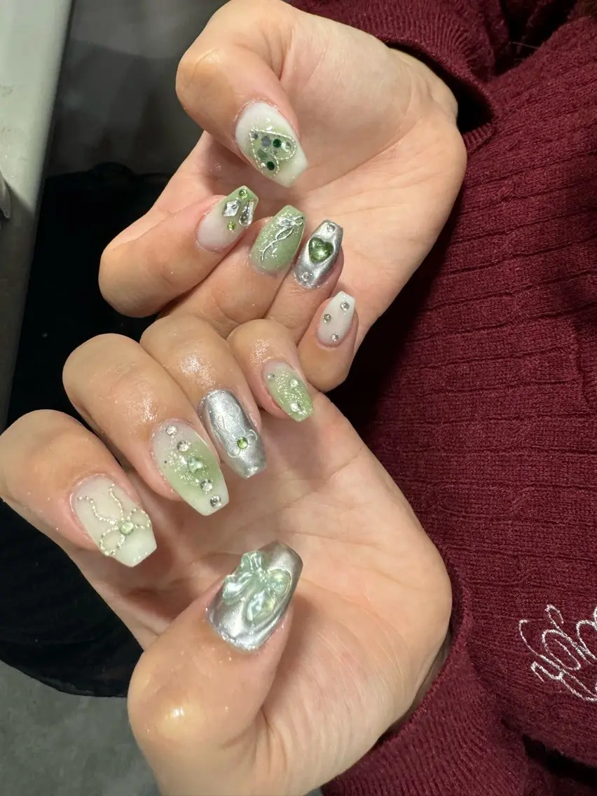 ネイル LAVISH 大和店 emi・:*+のネイルデザイン