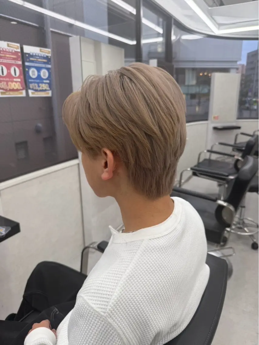 カラー メンズ メンズブリーチ メンズハイトーン ベージュカラー ブリーチ 透明感カラー ヘアカラー メンズ眉毛🤍カラー メンズサロン 浦和の眉毛・アイブロウイメージ