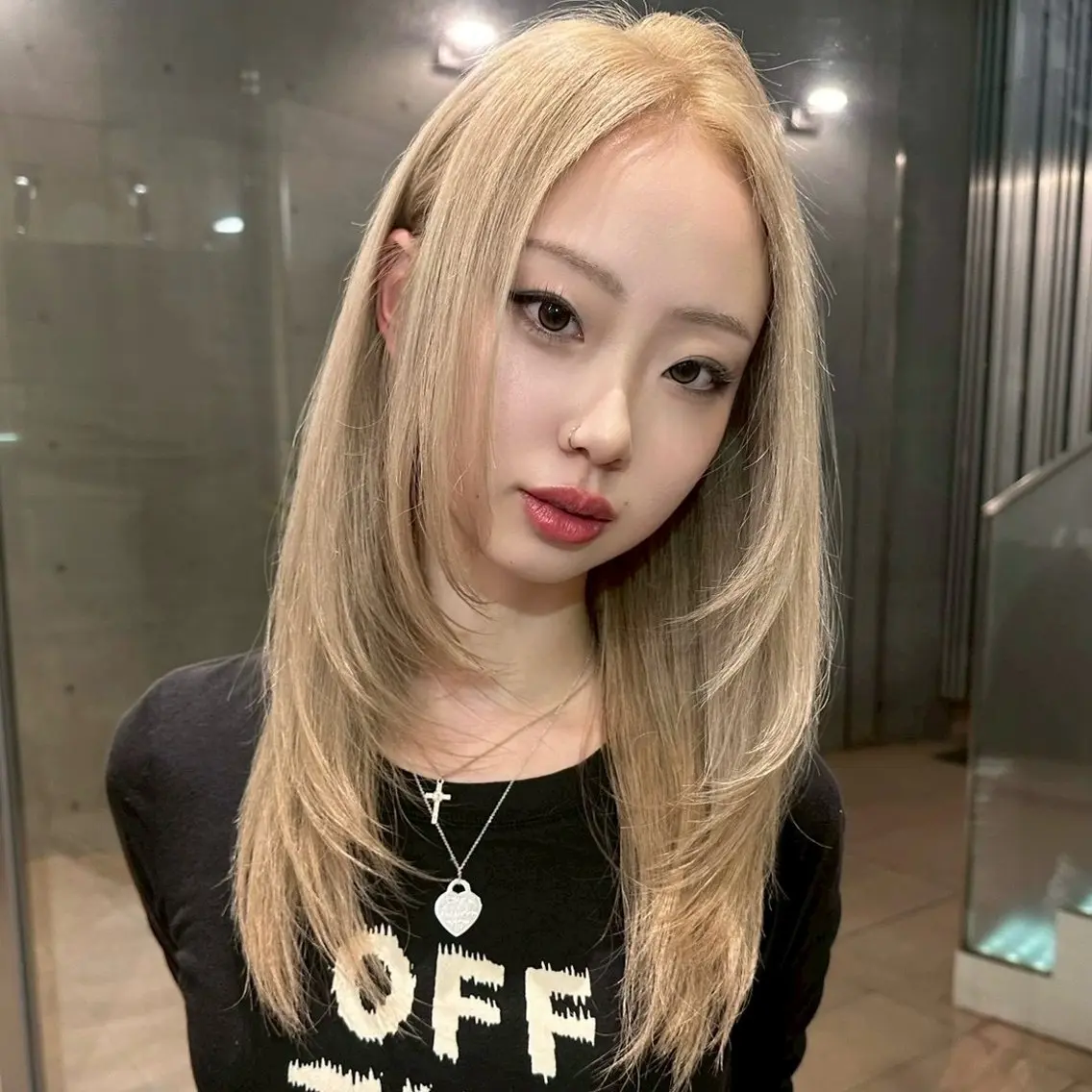 ロング カラー ロングレイヤー ベージュカラー ブリーチ 透明感カラー ハイトーンカラー ヘアカラー トリートメント 🤍ハイトーン 🤍VIVIE🤍のヘアスタイル