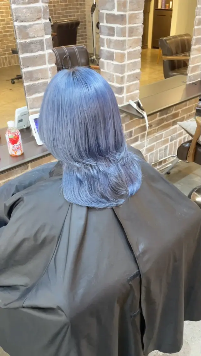 セミロング カラー アッシュ ブリーチ ブルーカラー ブルーアッシュ 艶カラー/インナー /グラデ/大西小百合のヘアスタイル
