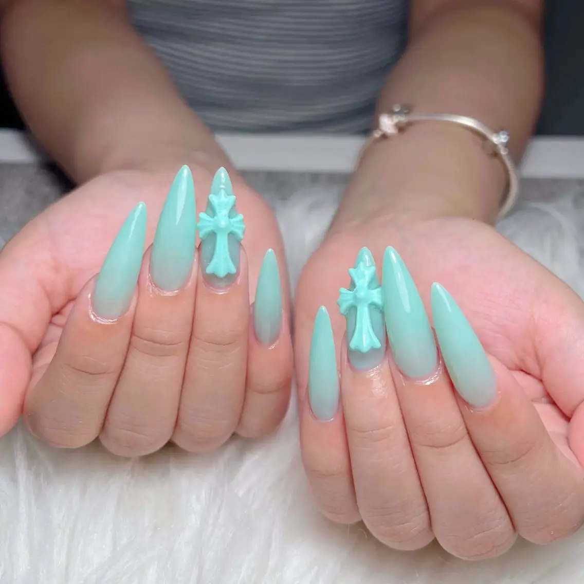 ネイル オーロラネイル 長さ出し フラッシュネイル フレンチネイル ジェルネイル ハンドネイル Amee Nail Salonのネイルデザイン