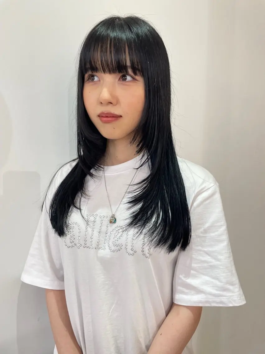 ロング カラー 黒髪 ブリーチ ブルーカラー ブルーブラック ケアブリーチ カット トリートメント MIU/ルーツカラー 顔まわりレイヤーのヘアスタイル