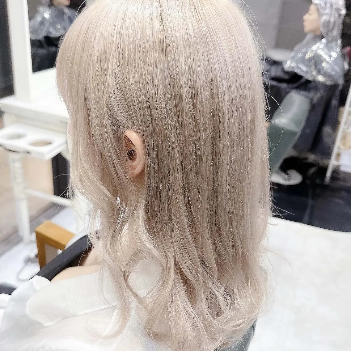 セミロング カラー ベージュカラー ブリーチ ブロンド デザインカラー ハイトーンカラー Days 透明感カラーのヘアスタイル