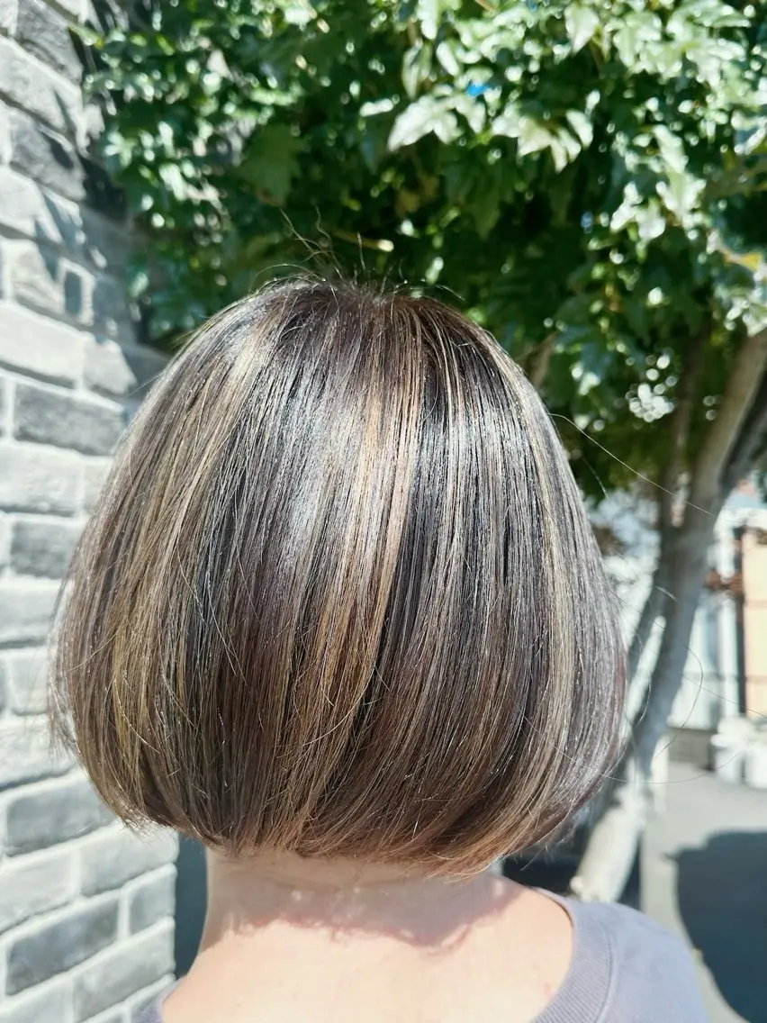 ミディアム ボブ ハイライト 對比地 茜のヘアスタイル