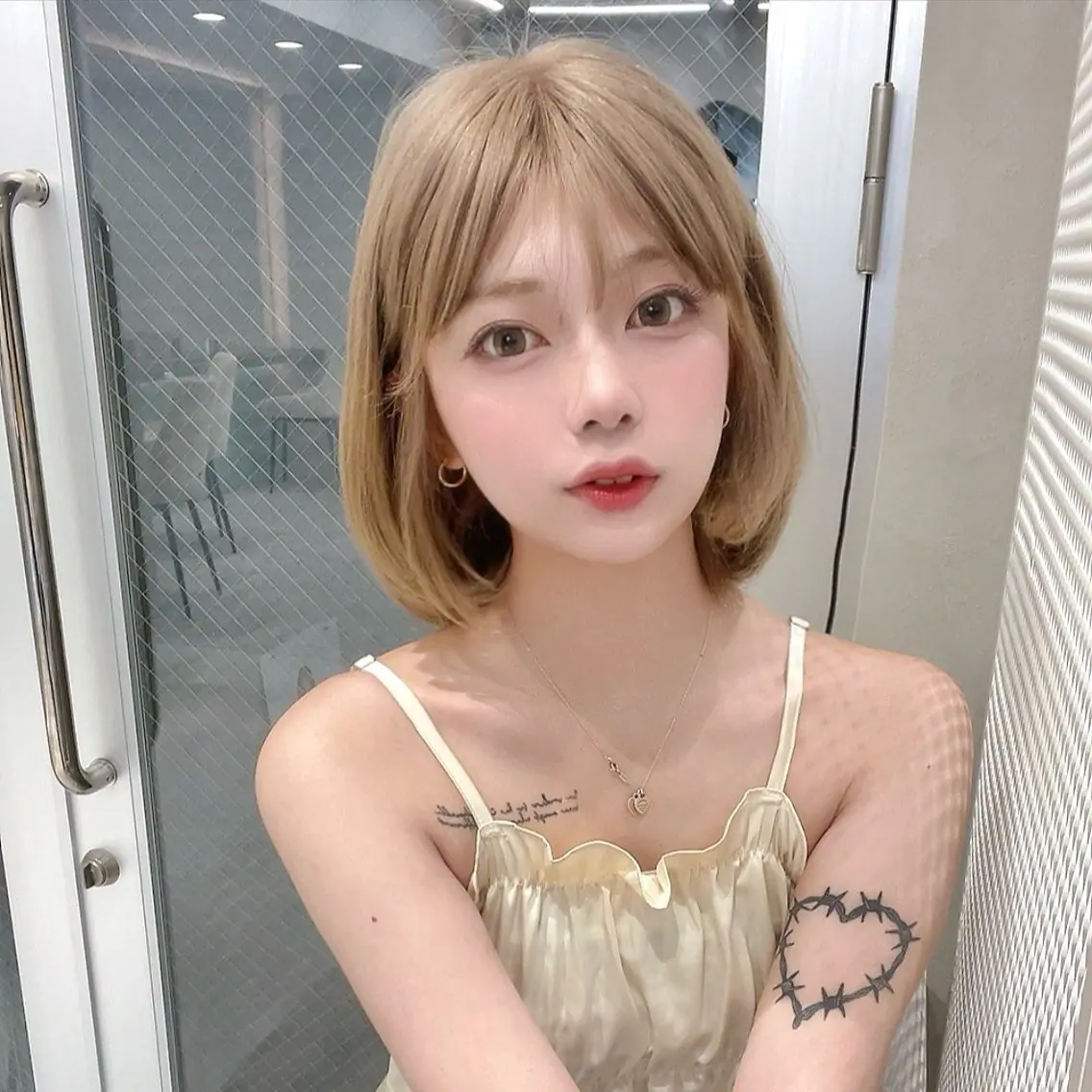 ミディアム カラー 切りっぱなしボブ ボブレイヤー アッシュ アッシュブラウン ベージュカラー ボブ/縮毛矯正 jionのヘアスタイル