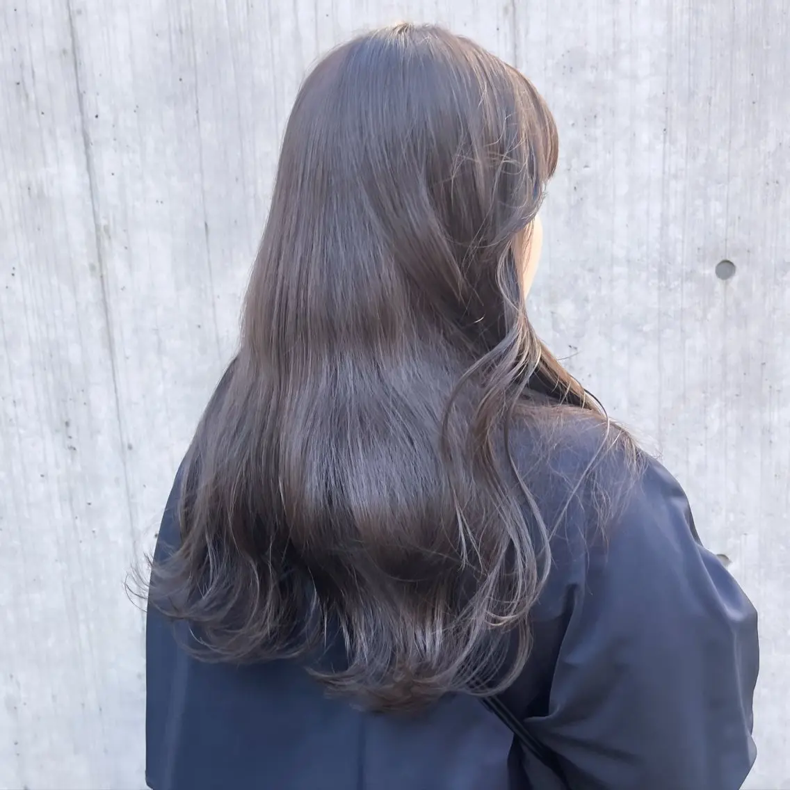 セミロング カラー アッシュ アッシュブラウン アッシュグレー アッシュグレージュ ベージュカラー ヘアカラー トリートメント ヘッドスパ ヘアセット カジュアルを女っぽく 𝗮𝘆𝗮𝗰𝗼のヘアスタイル
