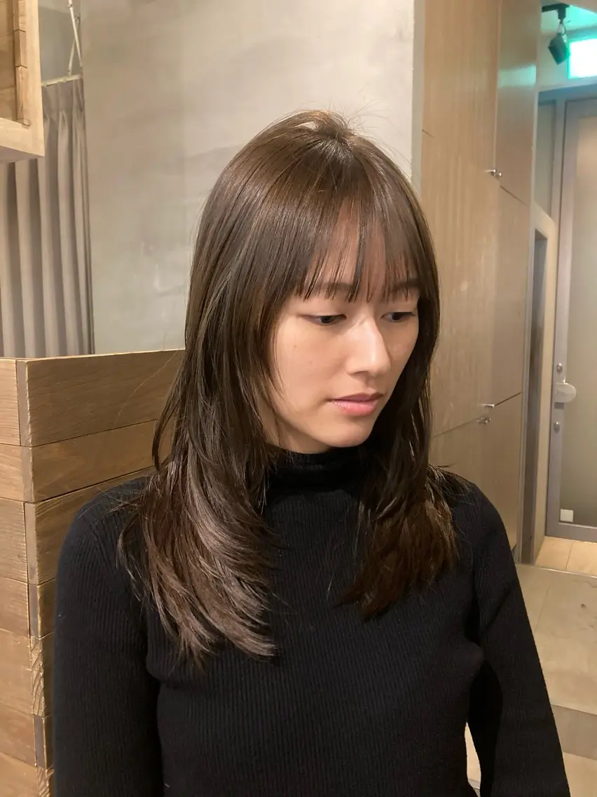 セミロング カラー オリーブグレー 抜け感レイヤーカット 🐄Hanakaのヘアスタイル