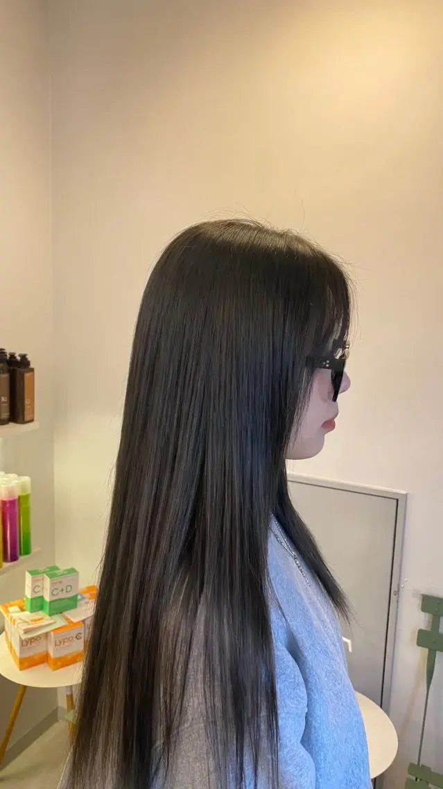 ロング カラー オリーブカラー 谷川 李奈のヘアスタイル