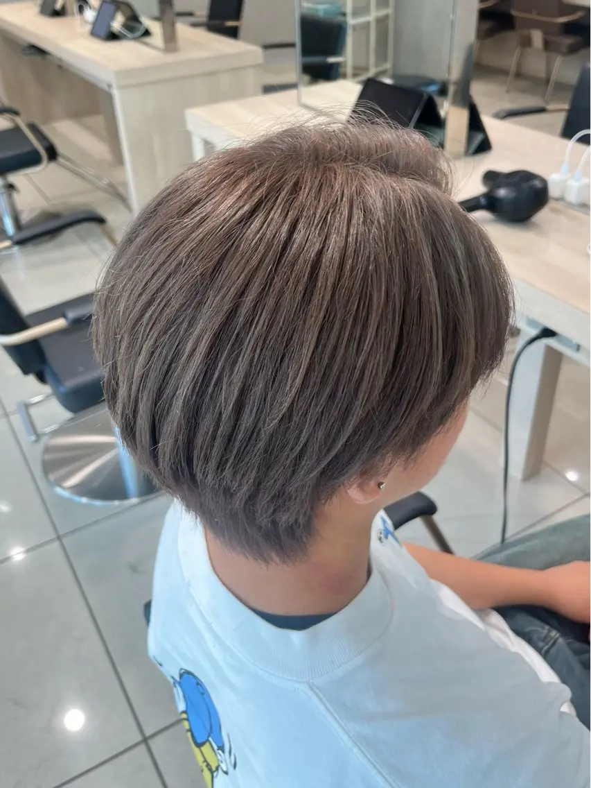 カラー メンズ メンズブリーチ ブリーチ 透明感カラー グレージュ シルバー カット ヘアカラー 巖本 真希のヘアスタイル