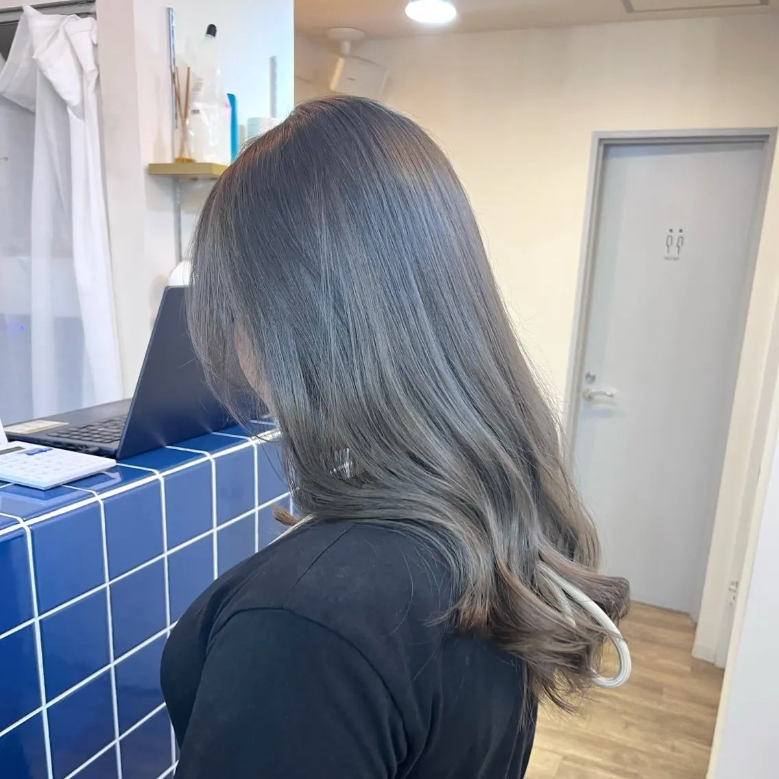セミロング カラー パーマ ベージュカラー 黒髪 ブルーカラー ブルーブラック ブラウンカラー ヘアカラー トリートメント akira｜ 透明感ベージュ｜梅田のヘアスタイル