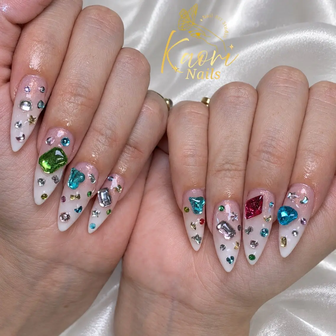 ネイル ブルー ゴージャス グリーン ロングネイル 赤色 ハンドネイル ゆかり YUKARIのネイルデザイン