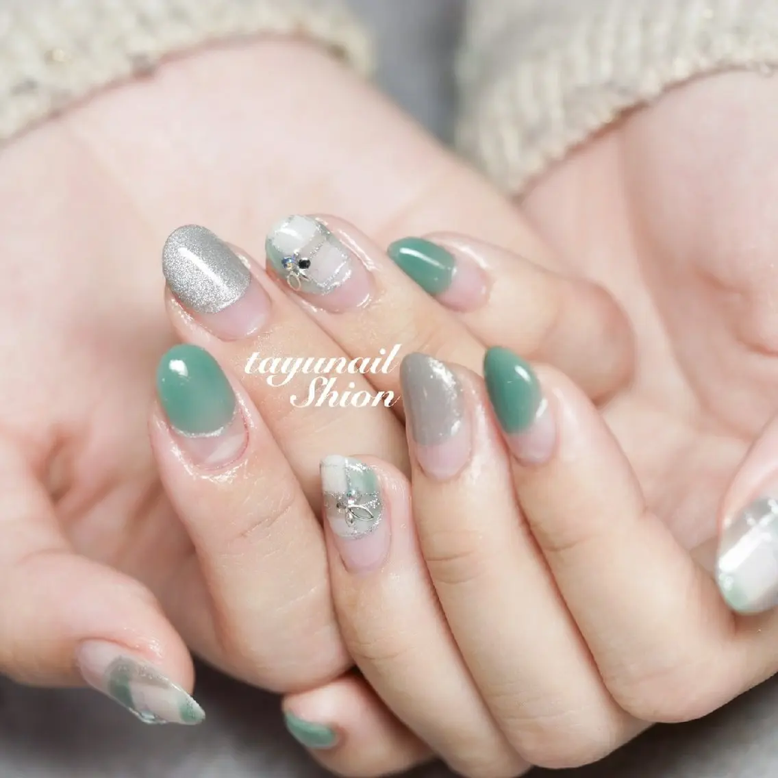 ネイル フレンチネイル ジェルネイル グリーン パラジェル シルバー ネイルサロン 【たゆnail】のネイルデザイン