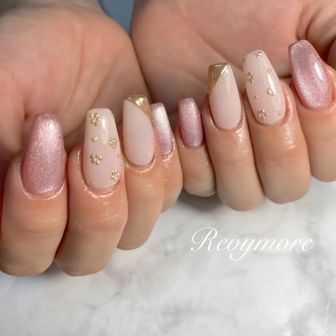 ミディアム ネイル 韓国風ヘア フラワーネイル フレンチネイル ジェルネイル キラキラネイル nail salon Revymoreのネイルデザイン
