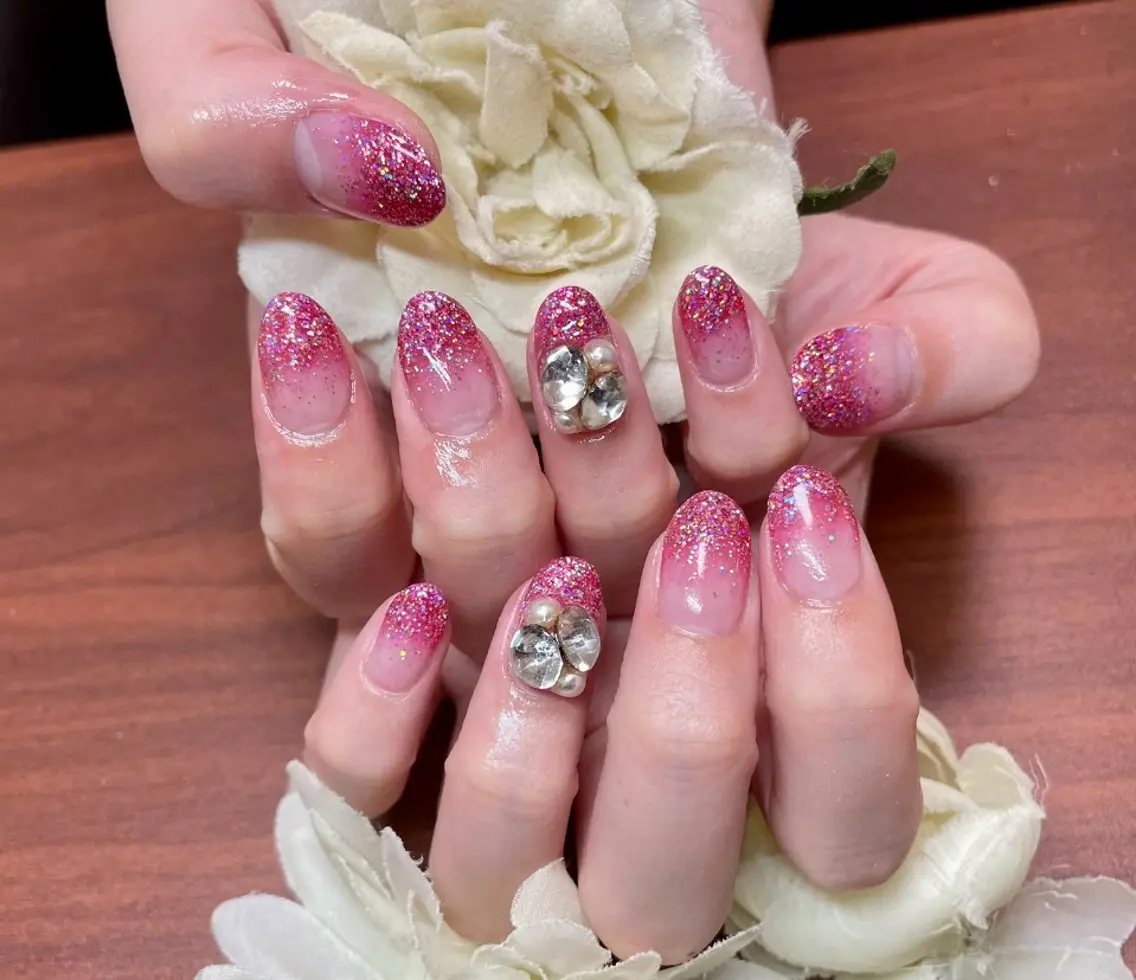 ジェルネイルラメグラデ💅(ストーン10粒or片手1本ずつダイヤカット無料)の写真