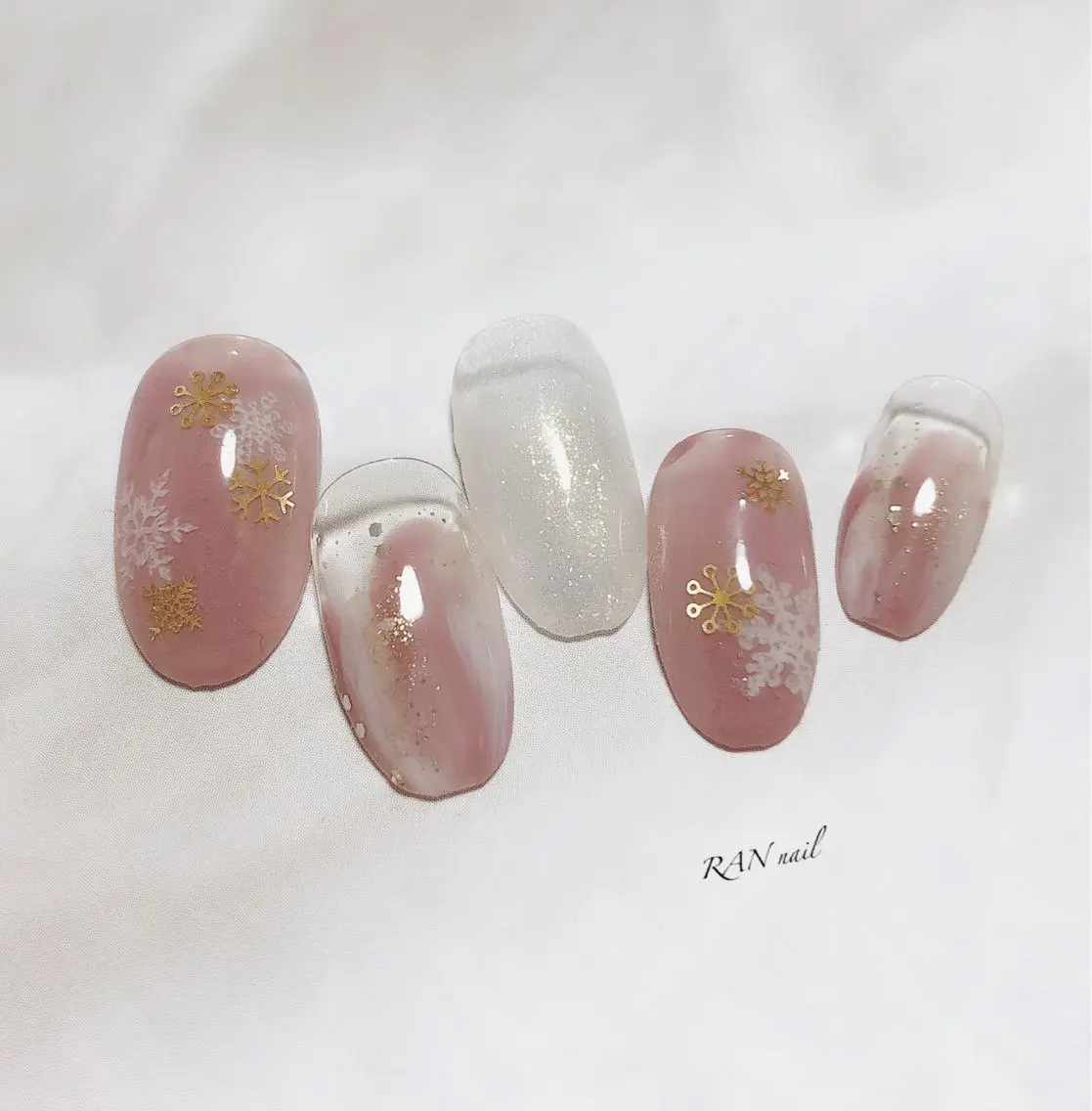 ネイル キラキラネイル オフィスネイル ホワイト 冬ネイル クリスマス RAN nailのネイルデザイン