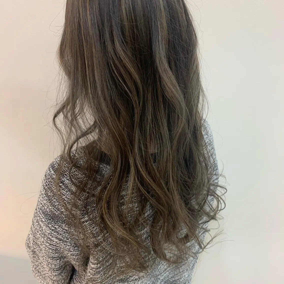 ロング カラー ヘアアレンジ ハイライトカラー ハイライト 馴染ませNo.1🧃 エクステ・アレンジのヘアスタイル