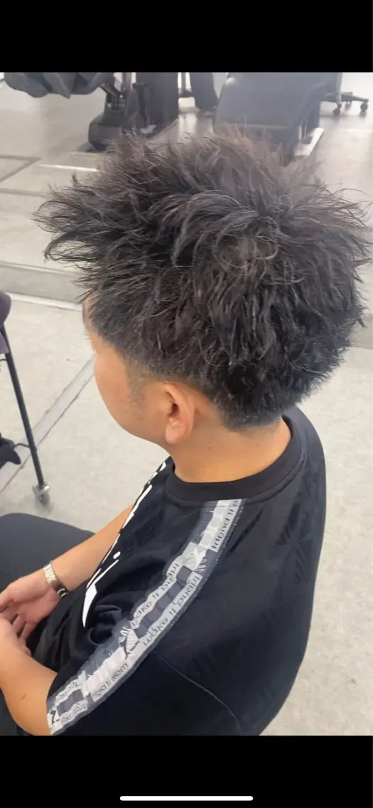 カラー パーマ メンズ センターパート フェザーパーマ メンズハイライト メンズメッシュ マッシュ 福井祥太／海外風 /プードルパーマのヘアスタイル