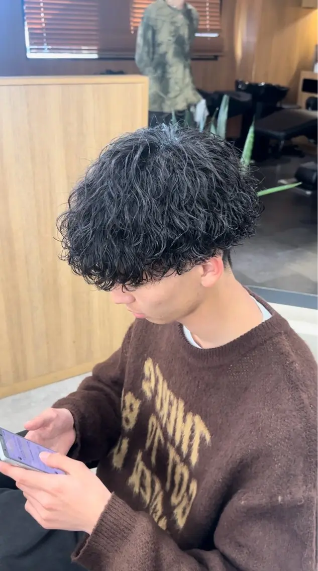 ショート カラー パーマ メンズ センターパート フェザーパーマ メンズハイライト メンズメッシュ マッシュ 福井祥太／海外風 /プードルパーマのヘアスタイル