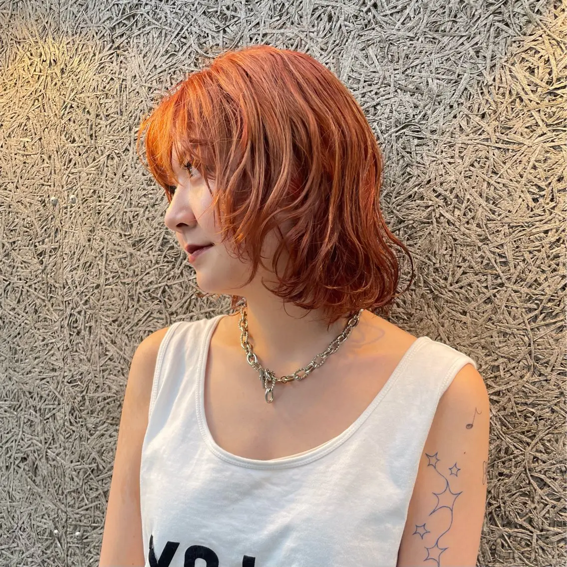 ミディアム カラー ブリーチ オレンジ 的場 莉音のヘアスタイル
