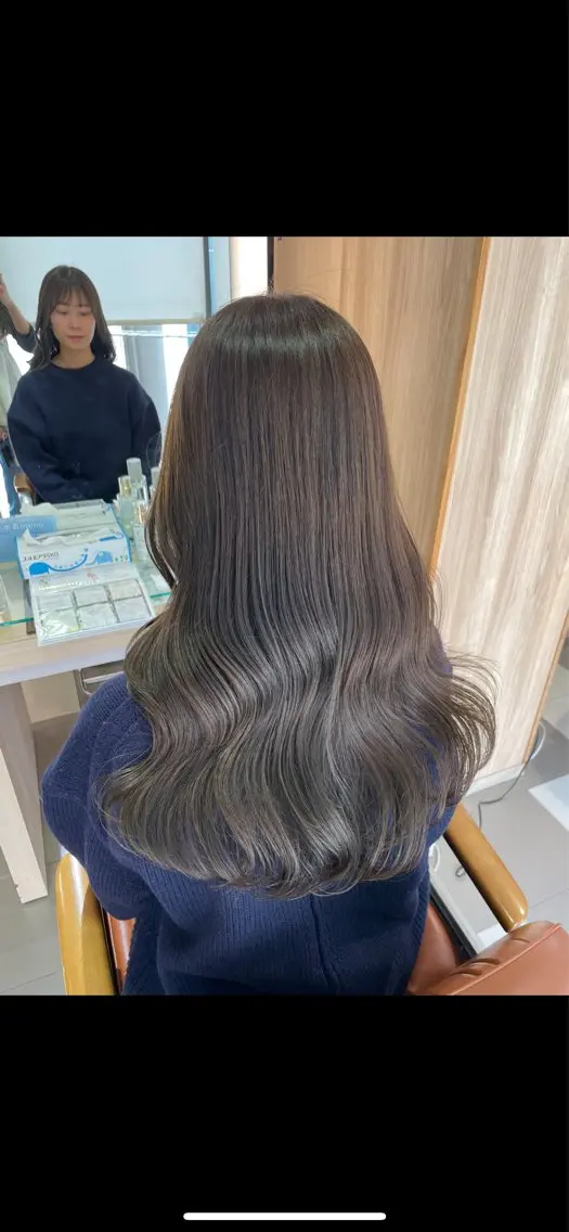 ロング カラー ベージュカラー ブリーチ ダブルカラー ブリーチなしカラー オリーブベージュ ヘアカラー トリートメント 青沼夏未/オリーブ/ 寒色カラーのヘアスタイル