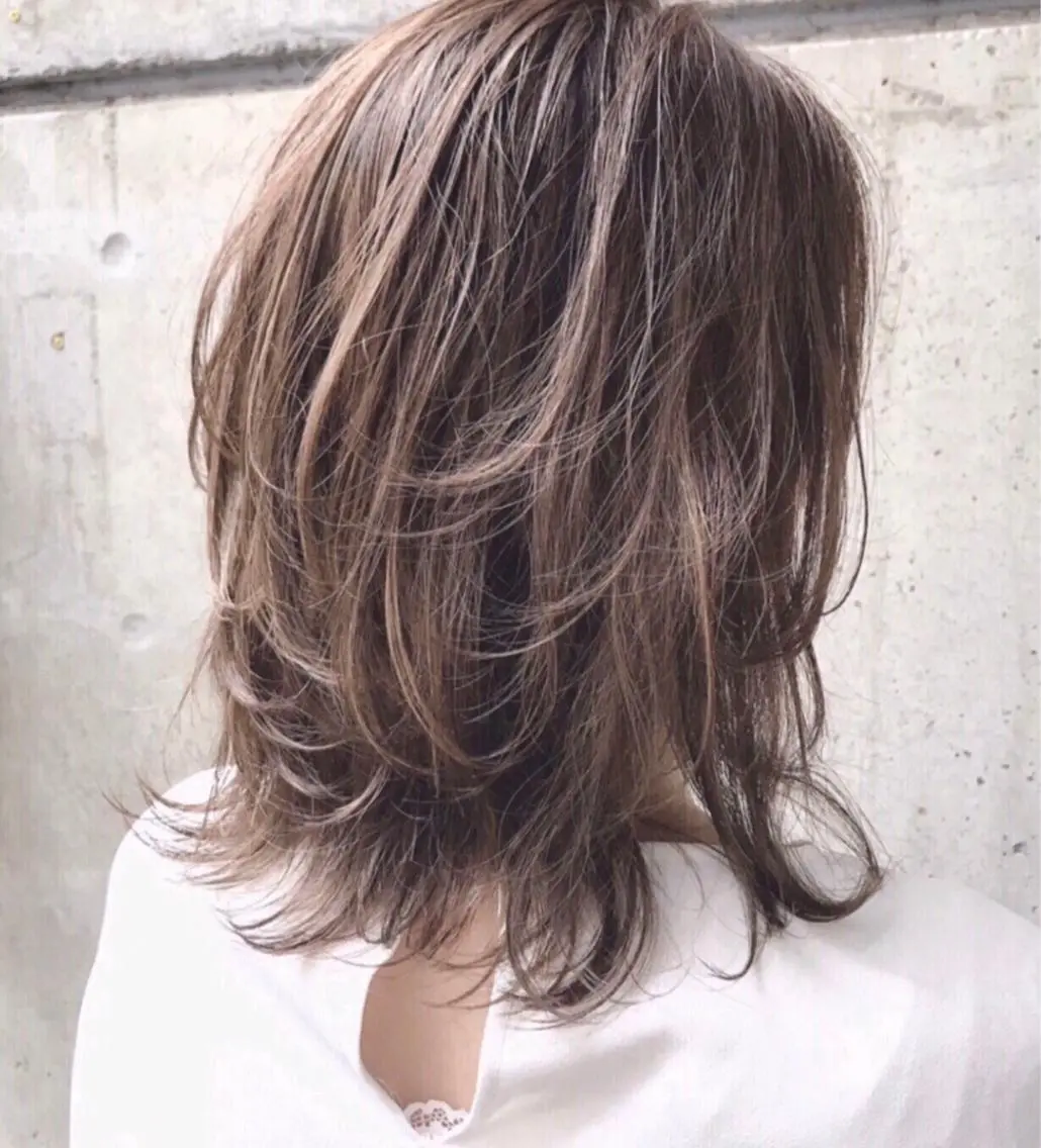 ミディアム カラー ミディアムパーマ アッシュ ベージュカラー ブルーカラー グレージュ ヘアカラー AKI アキのヘアスタイル