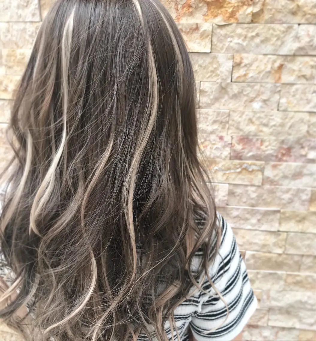 セミロング カラー シールエクステ グレージュ ハイライトカラー エクステ ハイライト kazufumi ..のヘアスタイル