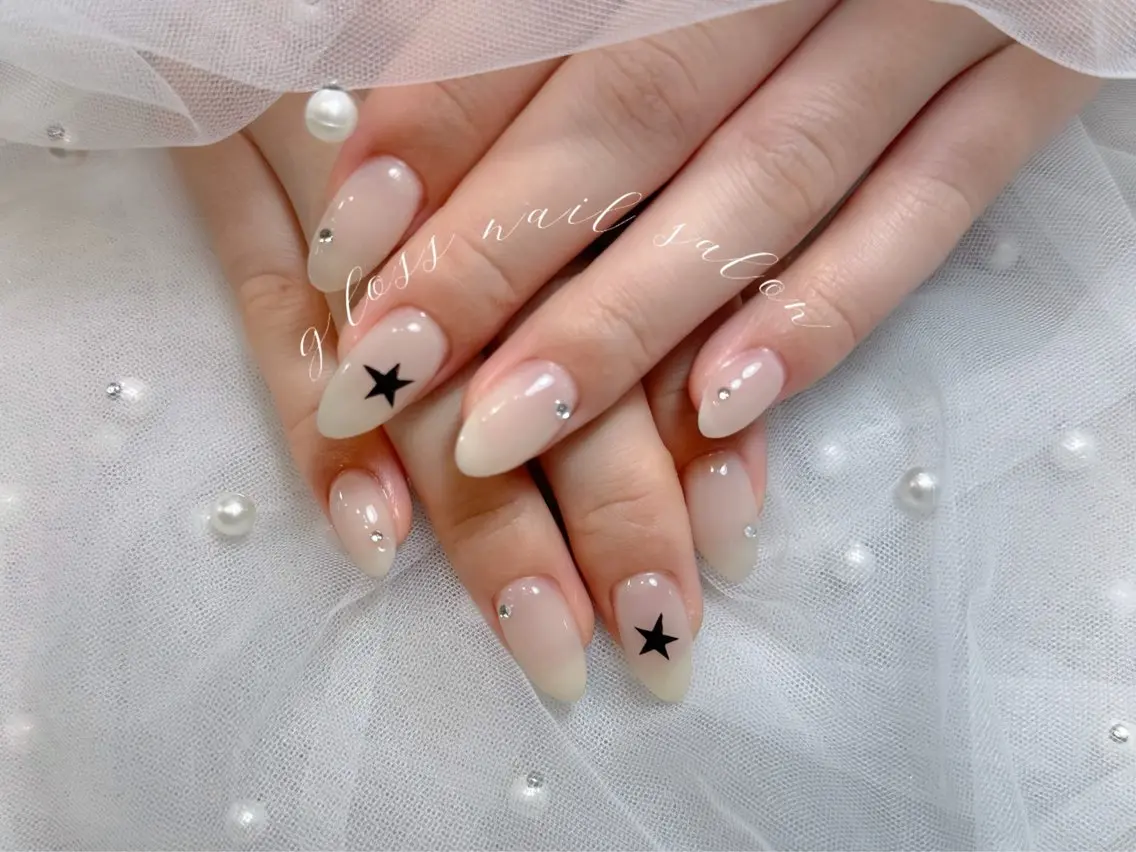 ネイル りこ🫧 gloss nailのネイルデザイン
