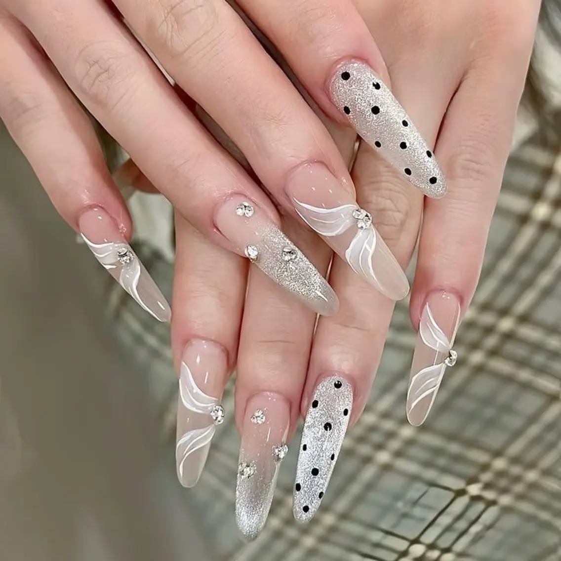 ネイル ジェルネイル キラキラネイル 韓国ネイル ラメ(グリッター) ロングネイル ハンドネイル ハンドケア Blingg NailStudioのネイルデザイン