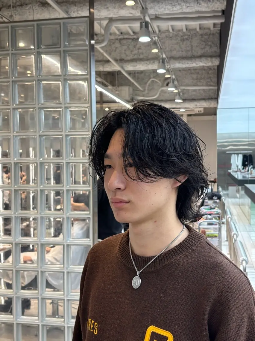 ミディアム パーマ メンズ ミディアムパーマ センターパート メンズパーマ 波巻きパーマ メンズウルフカット カット パーマ 【fifth】上條 巧真のヘアスタイル