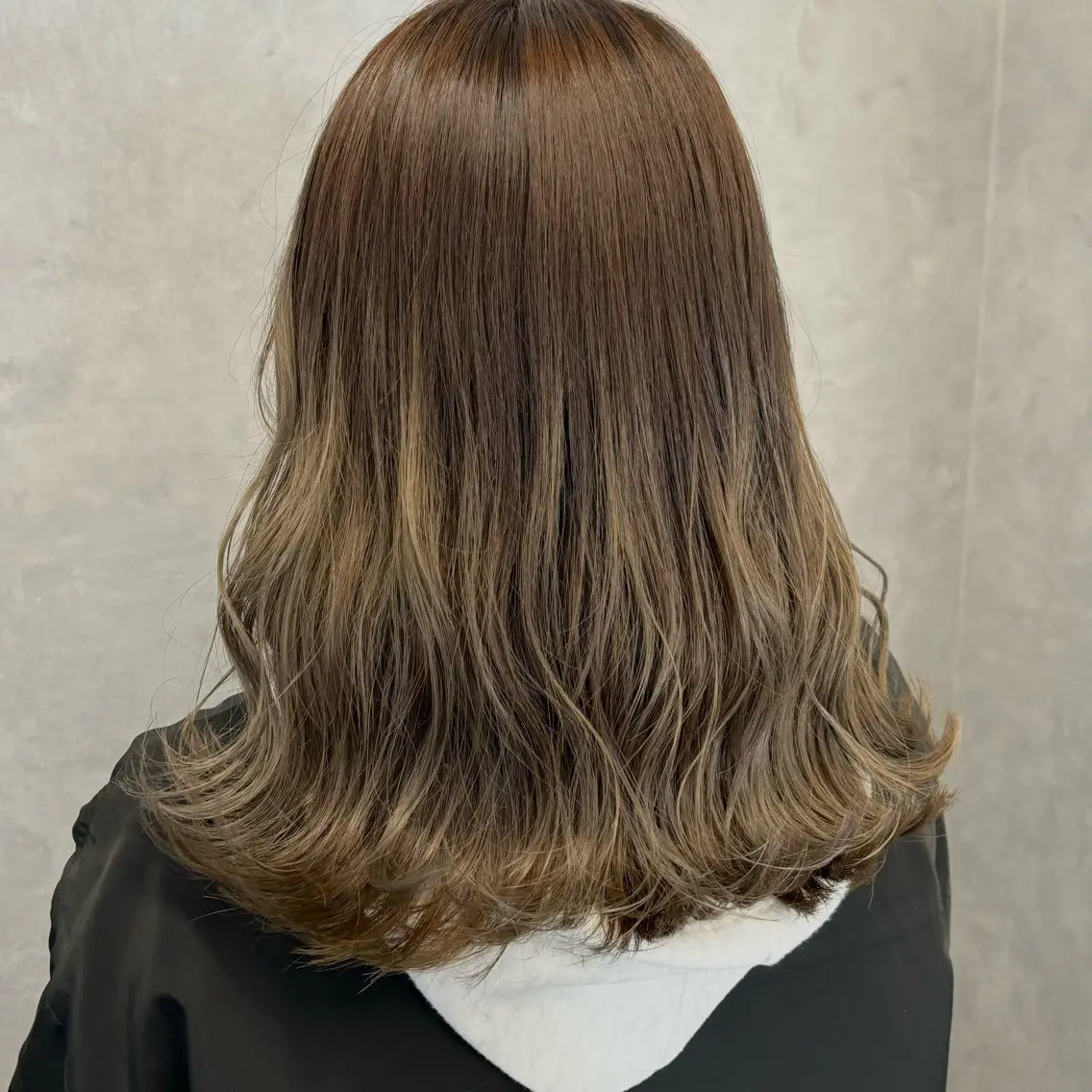 セミロング カラー アッシュ ベージュカラー グラデーションカラー NUMBER_ ユイナのヘアスタイル