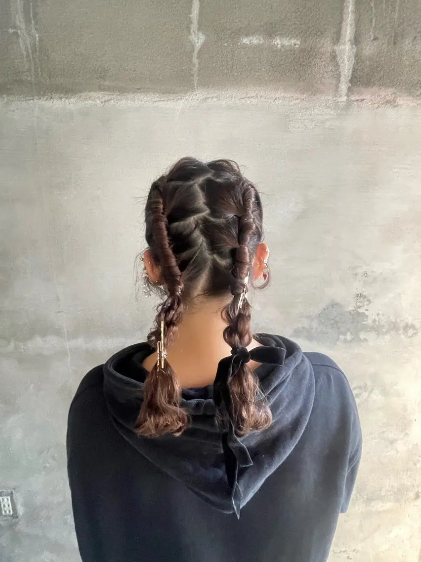 ミディアム ヘアアレンジ 垢抜け小顔レイヤー オリーブ/スミレのヘアスタイル