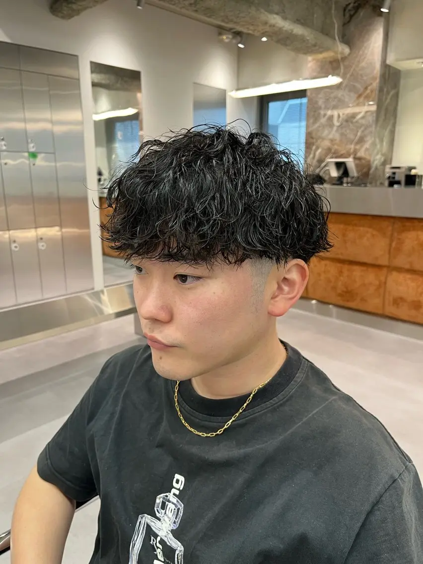 ショート パーマ メンズ ⚡メンズパーマフ ェードカットTomyのヘアスタイル