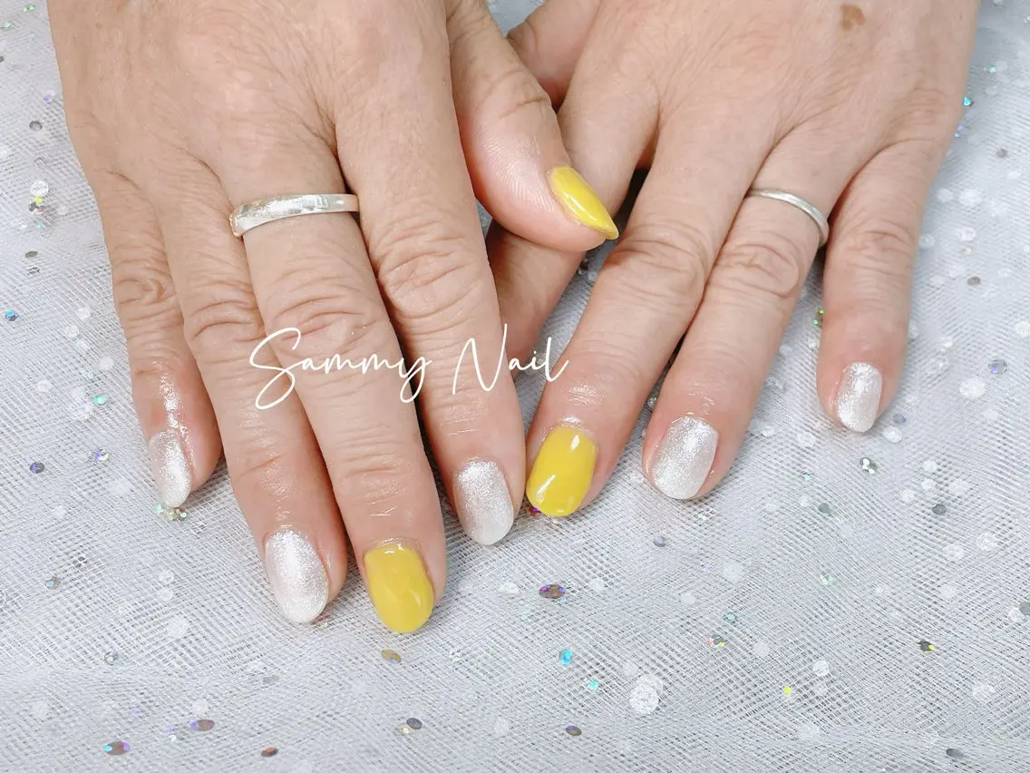 ネイル ラメ(グリッター) 夏ネイル ホワイト 黄色 ハンドネイル Sammy Nailのネイルデザイン