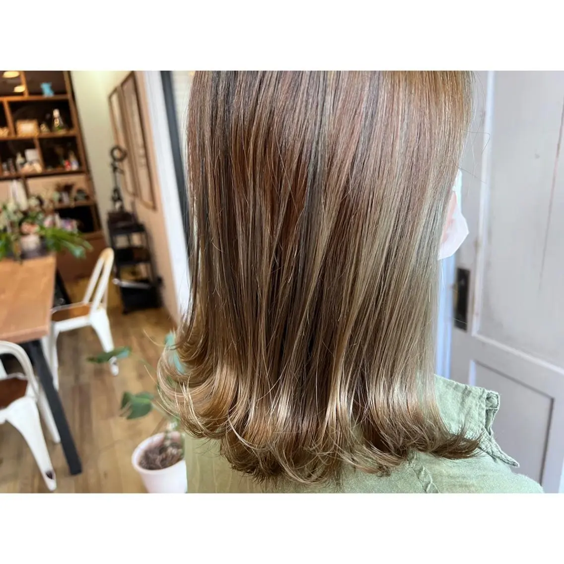 セミロング カラー ベージュカラー ブリーチ オリーブベージュ ヘアカラー トリートメント ツキダテ ユイのヘアスタイル