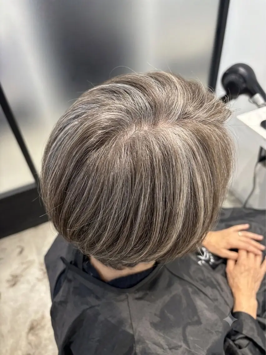 ショート ハイライト 白髪ぼかしハイライト 脱白髪染めのヘアスタイル