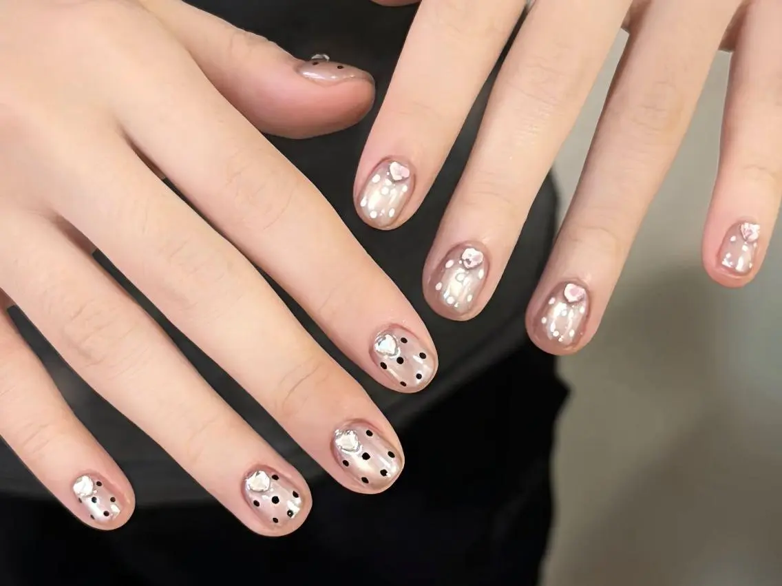 ネイル アートネイル ボルドー ドット フラッシュネイル ジェルネイル 🌷Hana 🌷のネイルデザイン
