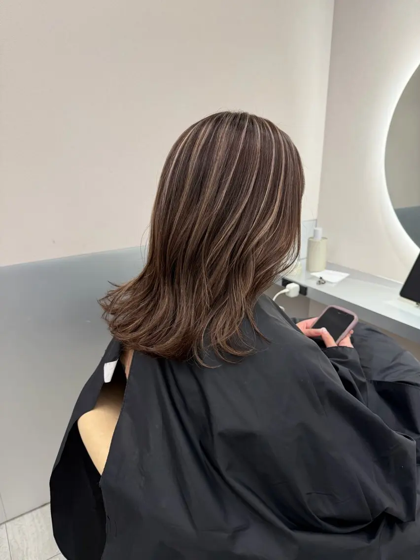ミディアム ハイライト ヘアカラー 🦋MAHO🦋 デザインカラーのヘアスタイル