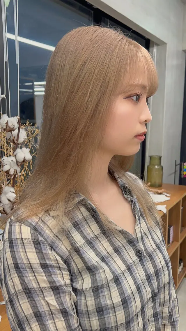 セミロング カラー ベージュカラー ブリーチ ケアブリーチ ケアカラー ミルクティーベージュ ケアブリーチ/ ハイトーン/牧野のヘアスタイル