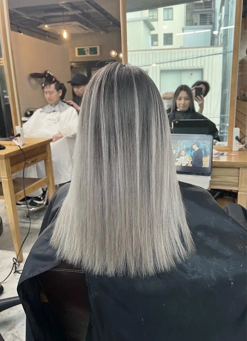 ミディアム カラー バレイヤージュ シルバー ホワイトシルバー レイヤーカット 指名数No.1 /NAOYAのヘアスタイル