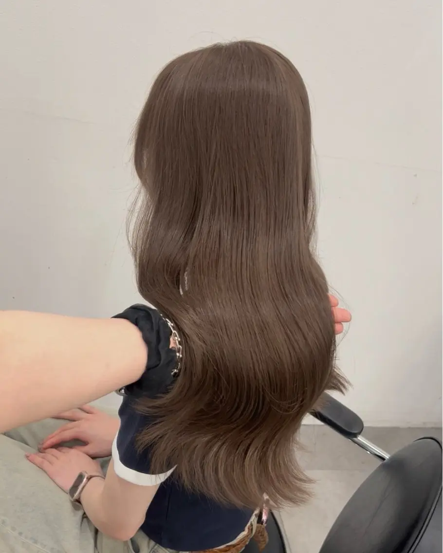 ロング カラー パーマ アッシュ アッシュグレー アッシュグレージュ ベージュカラー ブリーチ カット ヘアカラー トリートメント akira｜ 透明感ベージュ｜梅田のヘアスタイル